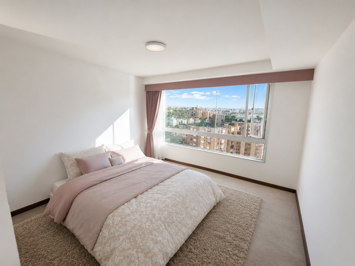 Tercera habitación luminosa con vista exterior