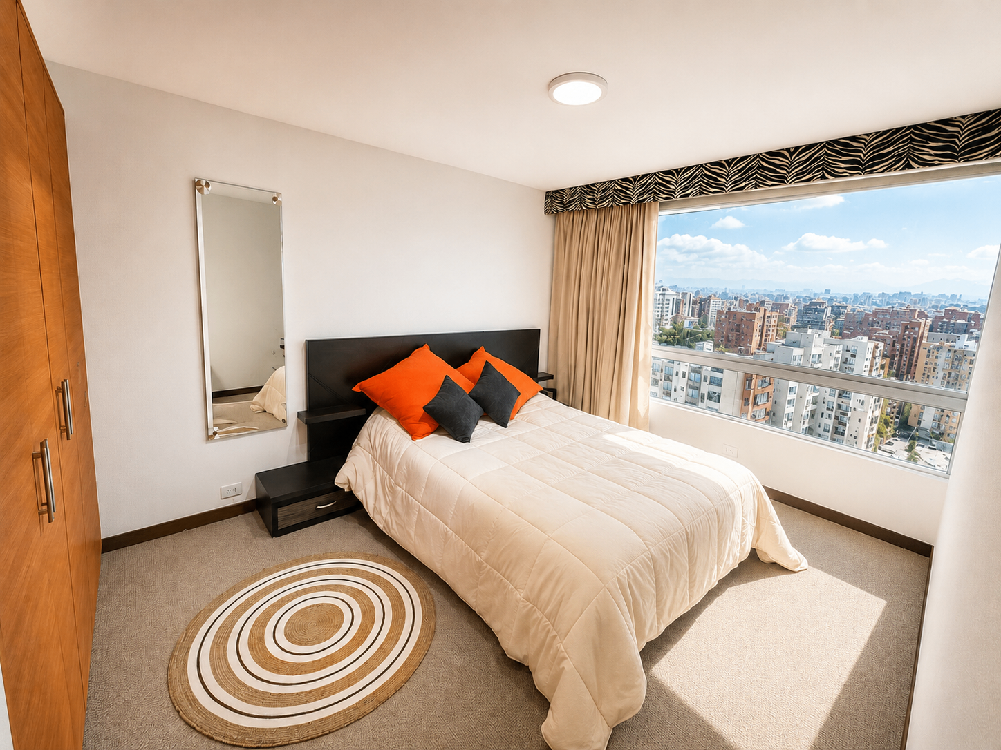 Segunda habitación con vista panorámica sobre Bogotá