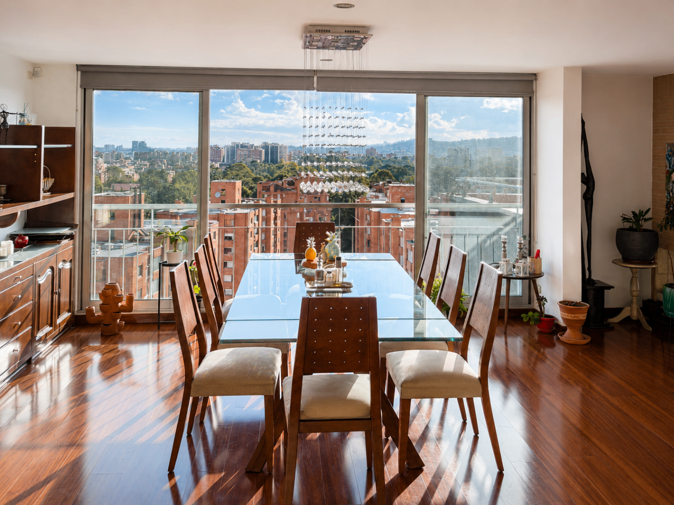Comedor con vista a los cerros de Bogotá
