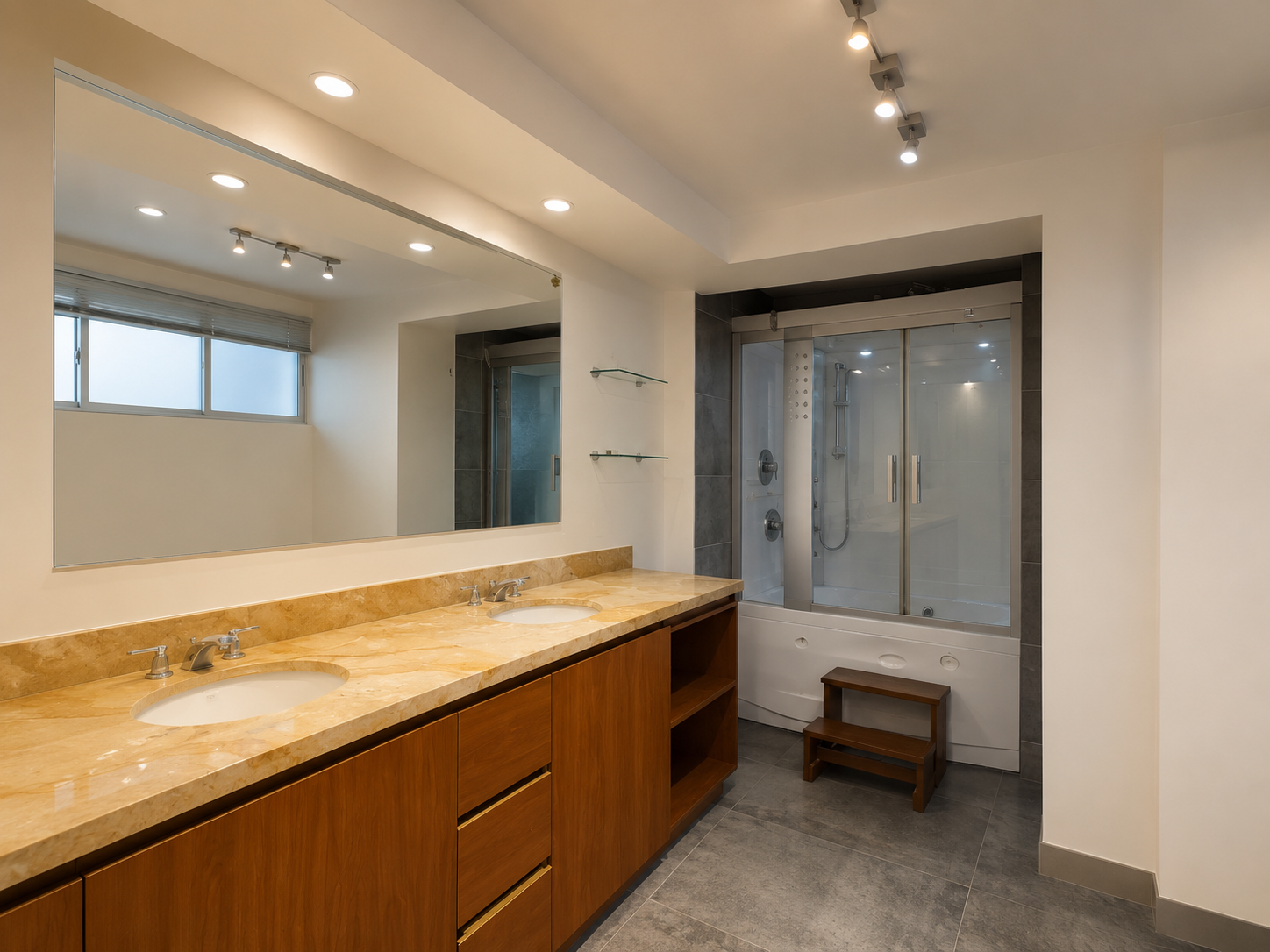 Baño de la suite principal con doble lavamanos y tina