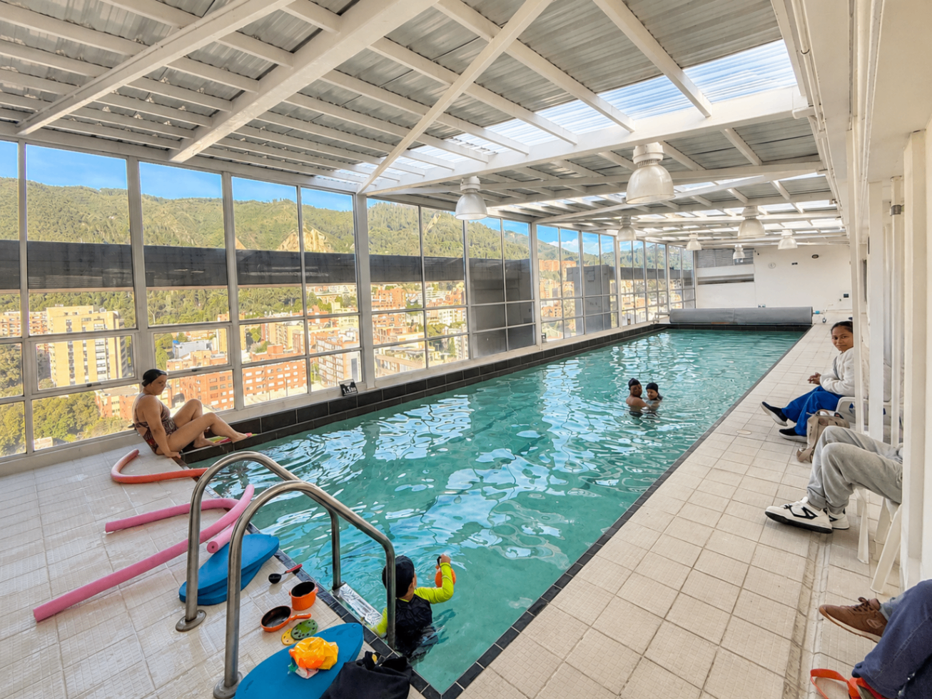 Piscina 25 m con vista a los cerros