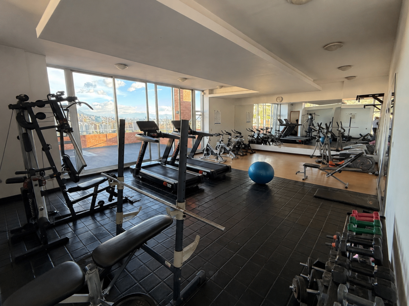 Gimnasio completamente dotado